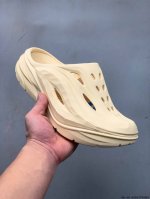 hoka One One夏奥拉Mule户外缓震拖鞋。流线型融合极简美学，包头鞋面，对脚掌有更好的包裹性，也满足防碰撞的功能性。鞋面多处开孔的气流通道，有助于空气