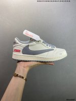 公司级Supreme X Air Jordan 1 Low 米白暗绿 此款主张打破传统的工业化流水线设计限制，以Made By Ideas的超级创意为理念，集结