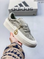 公司级 阿迪达斯 Adidas Labcourt 百搭休闲轻松舒适 耐磨透气低帮 板鞋 男女同款。鞋面使用了柔软皮革材质，鞋面和鞋底连接处使用了包边处理，看起来