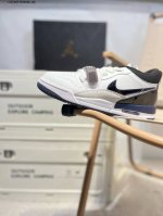 air Jordan Legacy 312 乔丹篮球鞋系列 号称 “最强三合一” 的 Jordan Legacy 312，自然有着杂交结合的设计，它的名字就展现