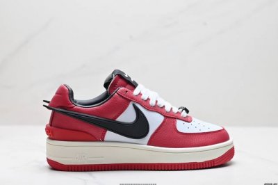 公司级ambush X Nk Air Force 7 Low Sp 空军一号联名标志性的swoosh延伸至鞋跟之外 鞋舌和鞋垫上印有ambush品牌标志 整体简