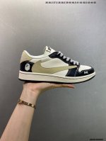 公司级Fragment X Travis Scott X Air Jordan 1 Low 三方联名倒钩 全新的三方联名低帮倒钩鞋面延续了黑脚趾设计，整双鞋以全