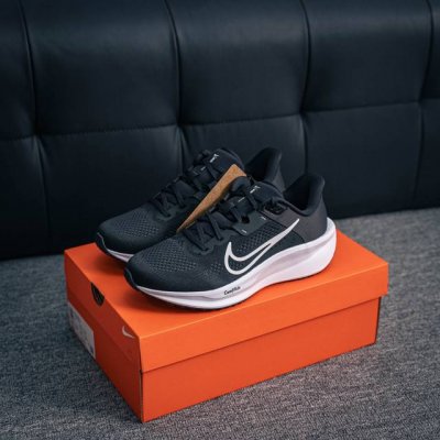核心私 Nike Quest 6极速6代网面透气 时尚休闲跑步鞋 简约高科技设计采用多层材料，为双足带来凉爽感受和稳固体验时尚鞋面搭配中足包覆设计，提供稳固贴合