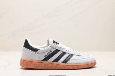 真标Adidas Handball Spezial 阿迪达斯经典款 复古休闲板鞋 全鞋采用反毛皮制作 牛筋耐磨大底 承载青春情怀的板鞋 经典三条杠装饰鞋侧 品牌