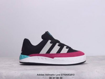 真标adidas Adimatic Low 马蒂奇系列低帮 复古鲨鱼面包鞋运动休闲滑板板鞋 整个鞋面由色彩艳丽的麂皮制成 搭配品牌标志性大尺寸三条纹 Logo