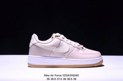 耐克nike Air Force 1 Low 空军一号低帮百搭休闲运动板鞋。柔软、弹性十足的缓震性能和出色的中底设计，横跨复古与现代的外型结合，造就出风靡全球三