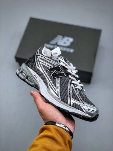New Balance M1906系列复古单品宝藏老爹鞋款 复古元素叠加 质感超级棒 楦版型材料细节做工精细 作为Nb最经典的档案鞋型之一 与2002一样，19