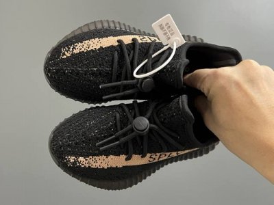 专G版椰子350V2真爆鞋带扣儿童一脚蹬运动鞋 Size：24-35码 专柜版来咯 真爆米花系列脚感超级棒 软弹效果一绝 针织鞋面，透气舒适好打理 鞋带扣设计，