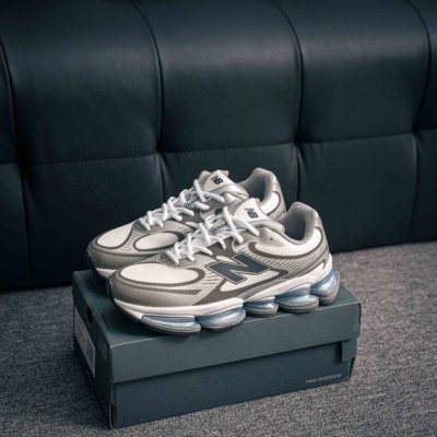 核心私 new Balance 新百伦 Nb 0 网面休闲鞋 复古还要机能 Nb官方重磅新品 一款融合复古设计与现代科技的跑鞋 以其经典的造型和舒适脚感 成为2