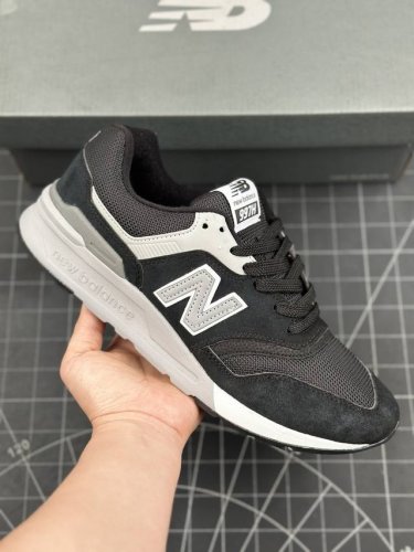 核心私 公司级new Balance 997系列 复古运动 缓震耐磨跑步鞋 新百伦 New Balance 的美产系列一向以实用性与时尚度兼备著称 日前美产 9