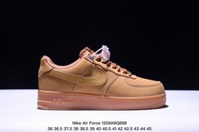 真标耐克nike Air Force 1“07空军一号低帮百搭休闲运动板鞋。柔软、弹性十足的缓震性能和出色的中底设计，横跨复古与现代的外型结合，造就出风靡全球三