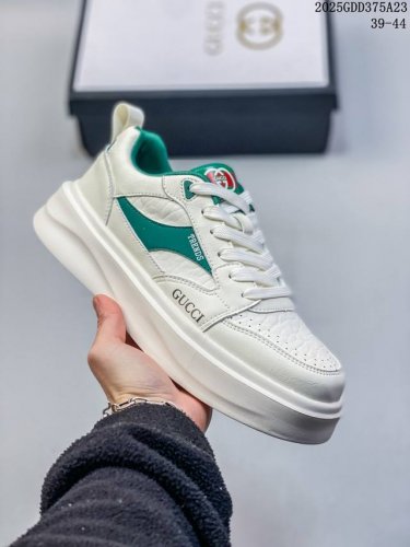 Gucci 古驰今年最新款男鞋 香港-专柜同步 全品相 顶级进口材料 极为亲肤舒适 摸上去非常的细腻 版型上很正 进口牛皮+真皮内里+几何构图案 奢华生动 图案