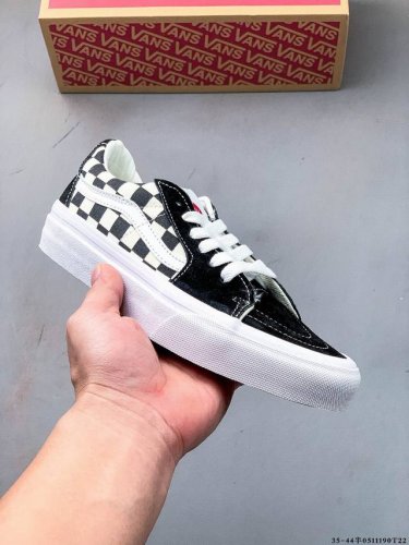 万斯 Vans Sk8-Low 复古低帮百搭休闲滑板鞋 Sk8-Low 作为 Sk8-Hi 的衍生鞋型，在保留鞋头、鞋带眼片、侧边条纹等各处细节的基础上，将 S