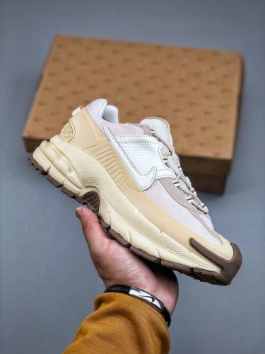 Nike Zoom Vomero Roam马拉松复古跑五代休闲运动慢跑鞋采用环保纤维革饰片组合网眼布鞋面材质 升级正确后跟Tpu加固 耐弯折热塑框架支撑鞋身 中
