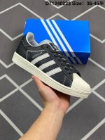 阿迪达斯 Adidas Superstar 三叶草经典贝壳头系列 新款休闲板鞋潮流男女士运动鞋 。鞋面柔软皮革材质 标志性的贝壳鞋头，锯齿三条纹，简约的线条。就