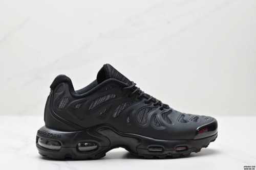 公司级耐克 Nike Air Max Plus是Nike旗下另类鞋款的代表，Tn 它诞生于1996年，是第一款使用Tunedair气垫的跑鞋，其特点就在于实现各