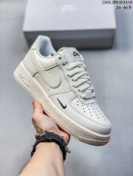 公司带半码 耐克Nike Air Force 1 07 空军一号低帮百搭休闲运动板鞋 柔软 弹性十足的缓震性能和出色的中底设计 横跨复古与现代的外结合 造就出风