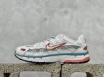耐克 Nike P-6000 复古技科个性运动老爹鞋。该鞋款鞋采面用纵横交错的覆面，重现 2000 年代鞋跑风格，同时搭配震缓鞋垫，带来舒的适步履体验。Nike