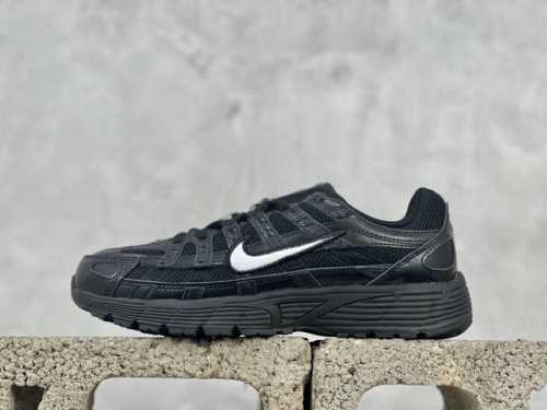 耐克 Nike P-6000 复古技科个性运动老爹鞋。该鞋款鞋采面用纵横交错的覆面，重现 2000 年代鞋跑风格，同时搭配震缓鞋垫，带来舒的适步履体验。Nike