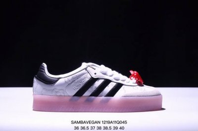 Adidas 阿迪达斯 男女运动鞋 三叶草 Hello Kitty 猫 Sambavegan休闲鞋德训复古板鞋经典运动鞋，采用环保设计的焕新adidas Sam