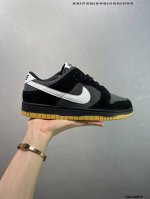 nike Dunk Sb Low 全新配色 定制Dunk Sb顾名思义 具有经典的Dunk血缘 又注入了更多的时尚元素 相较于普通的Dunk滑板鞋 改良版的Du