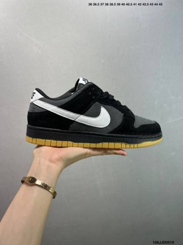 nike Dunk Sb Low 全新配色 定制Dunk Sb顾名思义 具有经典的Dunk血缘 又注入了更多的时尚元素 相较于普通的Dunk滑板鞋 改良版的Du