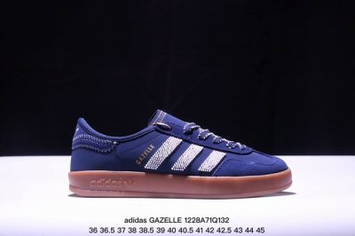 公司级clot X Adidas Originals Gazelle 重磅联名 这款鞋在保留gazelle经典轮廓的同时，注入了创新设计元素。其以“光环象牙”为