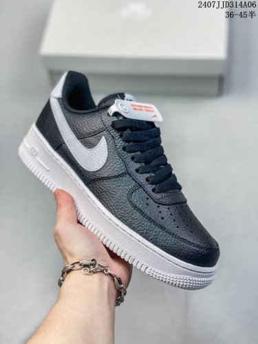 公司级带半码 Nk Air Force 1‘07 Low 空军一号低帮休闲板鞋 鞋款采用再生材料制成，混合了皮革、网眼和绒面革。侧面的双 Swooshes、“8