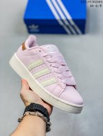 特价 阿迪达斯 Adidas Adimatic 马蒂奇系列低帮复古鲨鱼面包鞋运动休闲滑板板鞋。整个鞋面由牛皮革制成，搭配品牌标志性大尺寸三条纹 Logo，超宽鞋