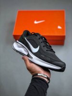 nike Journey Run 2024跑步鞋 外贸专供订单 原厂折返国内销售 使用了新型的缓震材料 脚感偏韧后跟有加厚的海绵填充鞋子前掌和后掌做了加宽设计