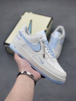 Air Force 1 ‘07 Lv8 空军一号 采用了整体外观的工具灰色 外观使用纹理显示 冷色调填满整个鞋子结构 除了白色Logo 鞋跟和鞋底 灰黑也填充了