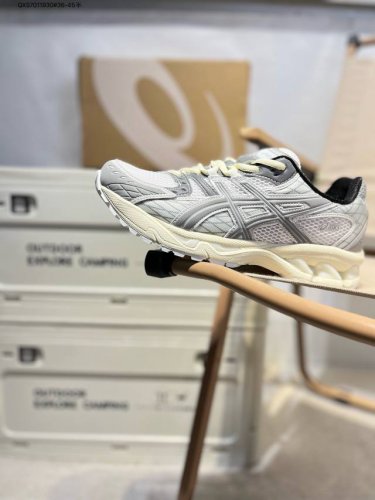 Asics Gel-Nimbus 10.1亚瑟士经典跑鞋 如今机能风和户外风吹得正劲，便是主打“Urban Outdoor机能越野风格”，城市和户外场景都能轻松