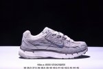 耐克nike P-6000 跑鞋内外侧都用了红色的钩子，采用透气材料，搭配匠心覆面，再现千禧年代的跑鞋风格，塑就大气外观。鞋款秉承 Nike Pegasus 2