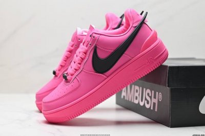 公司级耐克 空军一号 Af1 低帮休闲板鞋 Ambush X Nk Air Force 7 Low Sp 空军一号联名标志性的swoosh延伸至鞋跟之外，鞋舌和