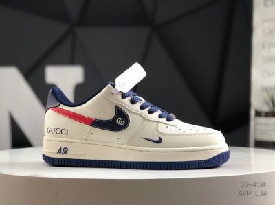 公司级带半码 耐克 Nike Air Force 1 ’07 空军一号低帮百搭休闲运动板鞋。柔软、弹性十足的缓震性能和出色的中底设计，横跨复古与现代的外型结合，