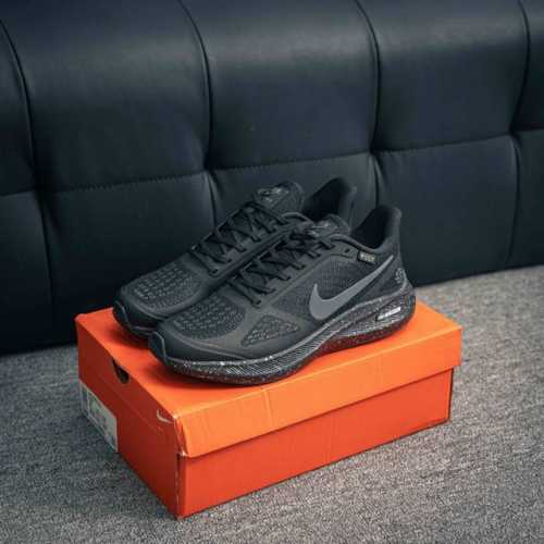 核心私 Nike Gore-Tex针织鞋面休闲运动慢跑鞋 ，柔软舒适低帮跑步鞋男女同款白色，功能性与时尚性兼具的鞋款流线型的鞋身上脚特显腿细 多重材质组合让此款