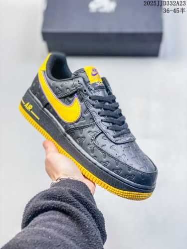 真标耐克Nike Air Force 1“07空军一号低帮百搭休闲运动板鞋。柔软、弹性十足的缓震性能和出色的中底设计，横跨复古与现代的外型结合，造就出风靡全球三