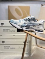 Asics Gel-Kayano 14亚瑟士经典跑鞋 如今机能风和户外风吹得正劲，便是主打“Urban Outdoor机能越野风格”，城市和户外场景都能轻松应对