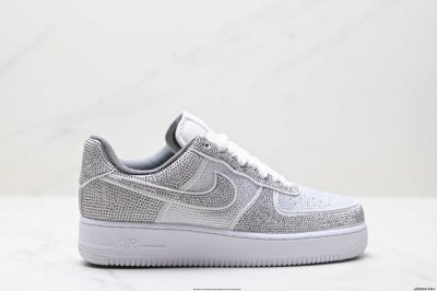 公司级耐克Nike Air Force 1 07空军一号低帮百搭休闲运动板鞋 柔软 弹性十足的缓震性能和出色的中底设计 横跨复古与现代的外型结合 造就出风靡全球