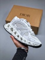 dior迪奥B35最新款老爹运动鞋 秋季新品 以时髦复古风格丰富经典系列 精心制作 可全年与休闲造型搭配 顺应复古市场的趋势的 Dad Shoes风格鞋款鞋舌上