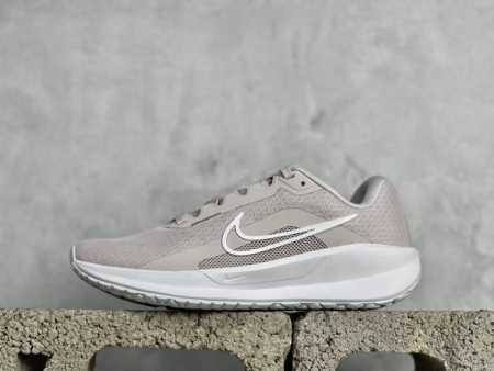 Nike Downshifter 13 舒适百搭 减震透气 低帮休闲跑步鞋出货 Downshifter 13是一款优秀的跑鞋。它采用轻质材料，提供足够的支撑和舒 - 点击图像关闭