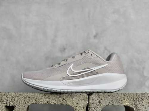 Nike Downshifter 13 舒适百搭 减震透气 低帮休闲跑步鞋出货 Downshifter 13是一款优秀的跑鞋。它采用轻质材料，提供足够的支撑和舒
