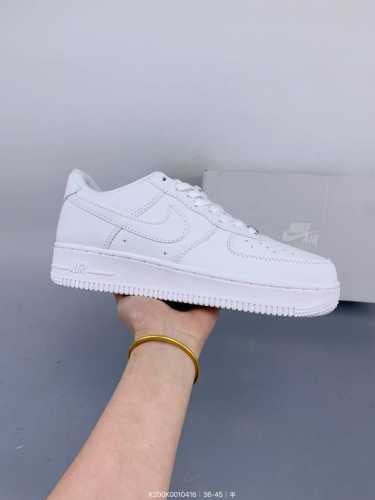 耐克Nike Air Force 1‘07 空军一号低帮百搭休闲运动板鞋。柔软、弹性十足的缓震性能和出色的中底设计，横跨复古与现代的外型结合，造就出风靡全球三十