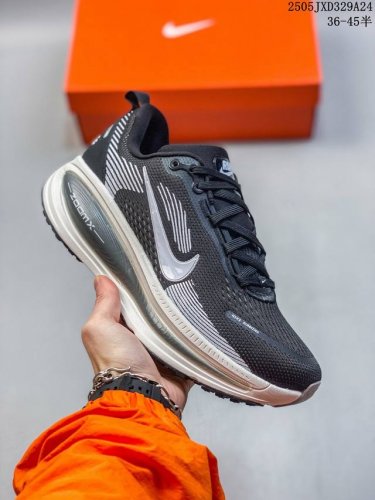 nike 耐克 佛莫罗18代系列 升级原楦原数据开发纸版 采用科技织法轻盈织物合成鞋面材质 足底搭载 Zoomx 缓震配置 Cushlon 3.0混合泡棉中底缓