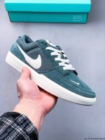 耐克Nike Sb Force 58是一款将前沿创新带入街头的单品，它具有硫化杯底，具有出色的耐用性和灵活性。使用帆布和绒面革，在饰面上放置通风口，它自始至终都