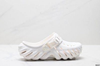 公司级Crocs卡骆驰 Eva 波波 防滑透气 运动凉鞋 一体成型鞋身的创新洞洞鞋 大胆的雕刻外观造型和运动灵感设计 活力十足 穿上它就是街头潮流的代表 变身时