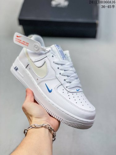 真标带半码耐克nike Air Force 7 空军一号低帮百搭休闲运动板鞋。柔软、弹性十足的缓震性能和出色的中底设计，横跨复古与现代的外型结合，造就出风靡全球