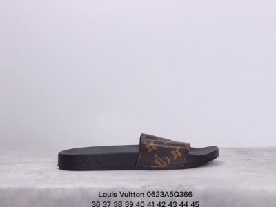 Lv 拖鞋系列 Louis Vuitton 沙滩休闲拖鞋 Louis Vuitton Lv 路易威登 潮流经典一字拖鞋延续经典 上脚舒适性极好 鞋轻不跑脚 沙滩