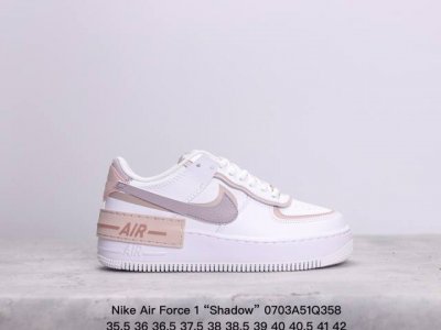 Nike 耐克低帮板鞋 空军一号 Af1马卡龙 Af1厚底增高百搭运动板鞋 Nike Air Force 1 “Shadow” 造型设计上与 Sacai X N