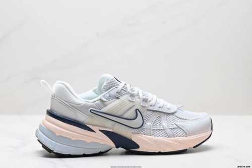 公司级耐克Nike V2K Run跑步鞋复古风潮 网面透气运动鞋 灰银紧致的鞋面材质提供良好的包裹性鞋侧 Swoosh以及鞋头部分搭配增添不少亮点的镀铬细节鞋垫